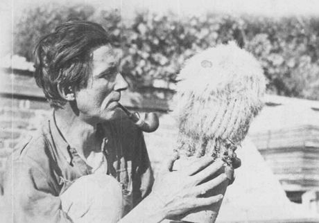 "Lovec kaktus" Alberto Vojtch Fri v roce 1924 v Mexiku se svým úlovkem. Jeho...