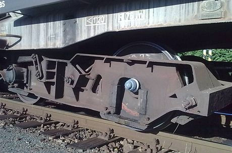 Vagon nákladního vlaku vykolejil v Adamov. Potom se samovoln dostal zpt na koleje a v Brn-Malomicích znovu vykolejil.