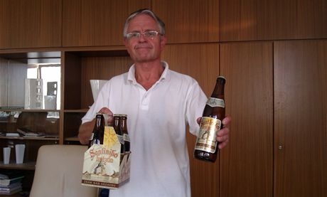 Místostarosta áru nad Sázavou Jaromír Brychta ukazuje nové pivo Santiniho