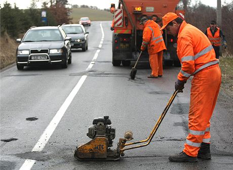 Na jae byla silnice mezi Okíky a Zaovicemi plná výtluk.