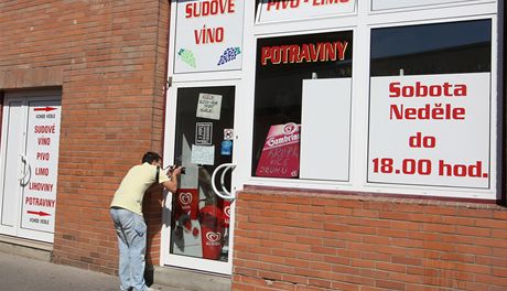 Ve veerce na zlínském sídliti Jiní Svahy prodávali alkohol otrávený smrtícím metanolem.