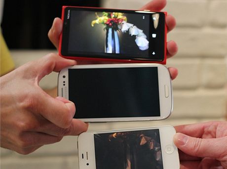 Jak fot Lumia 920, Galaxy S III a iPhone 4S za era