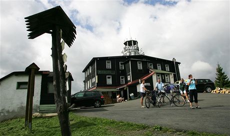 Rozhledna na krunohorském vrcholu Pleivec nedaleko Abertam.