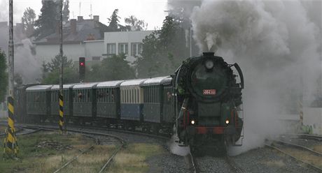 V rámci oslav 170. výroí zahájení provozu Severní dráhy císae Ferdinanda v Lipníku nad Bevou zde vyjede vlak taený parní lokomotivou. (Ilustraní snímek)