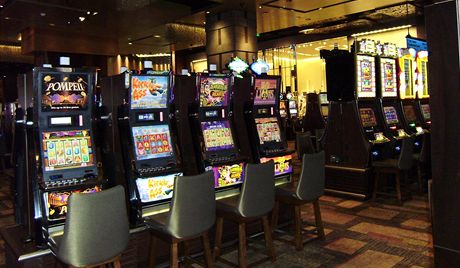 Pronásledované eny se ped agresorem ukryly mezi automaty v hotelovém kasinu. Ilustraní snímek
