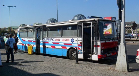 Autobus, ve kterém narkomané dostanou metadon, provozuje Drop In.