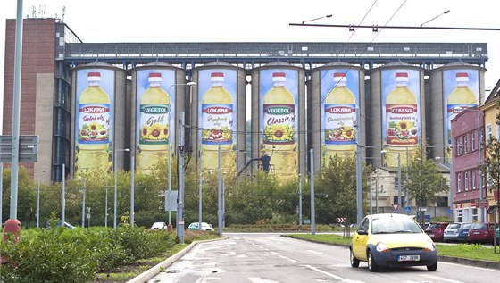 Reklamní plachty na epkových silech jsou nejvýraznjím zásahem do podoby