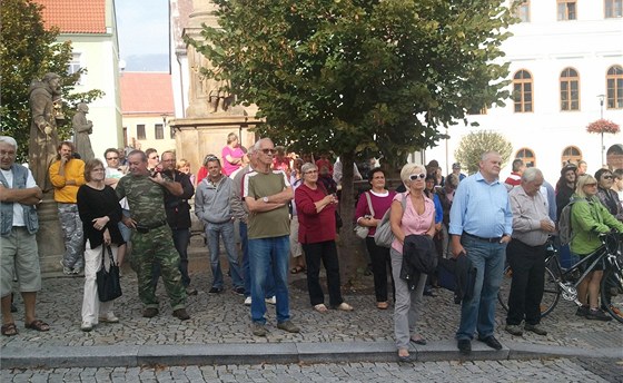 Na zaátek demonstrace ve tyi odpoledne pilo zhruba 130 lidí.