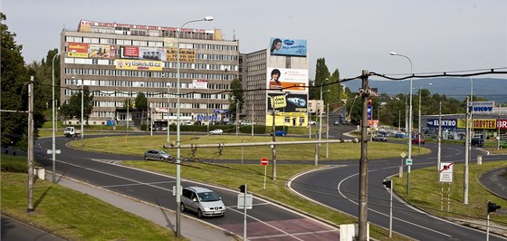 Svtelný billboard je na budov umístný vpravo nahoe. idii pijídjící ke kiovatce z centra msta ho mají ped oima nkolik set metr.