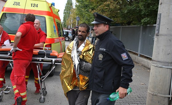 Práv Karol Redaj po zícení stropu policistm ekl, e v sutinách je jet ptadvacetiletá ena. Hasim se její tlo podailo najít a po dvanácti hodinách.