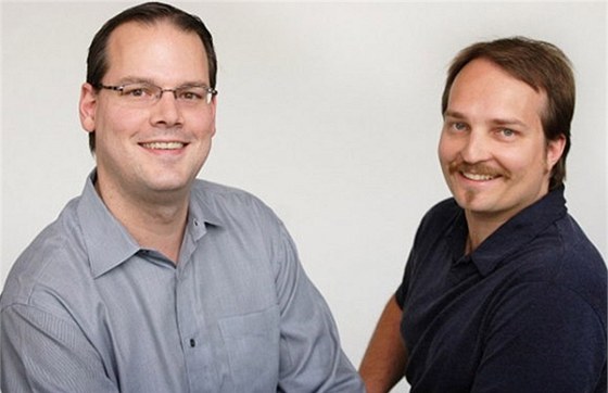 Dvojice zakladatel spolenosti BioWare, kterými jsou Ray Muzyka a Greg Zeschuk (vpravo).