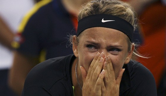 TO BOLÍ. Bloruská tenistka Viktoria Azarenková pláe po prohe ve finále US...