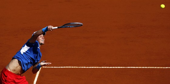 PODN. esk tenista Tom Berdych servruje bhem daviscupovho semifinle