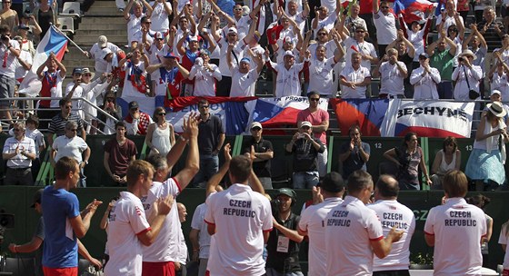 SPOLENÁ RADOST. eský tým slaví se svými píznivci postup do finále Davis Cupu.