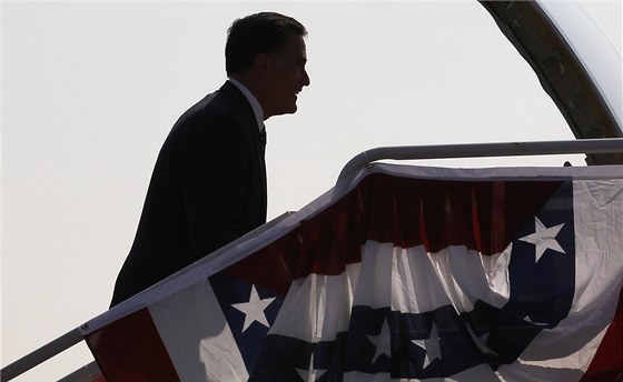 Mitt Romney nastupuje do svého letadla bhem kampan v Salt Lake City (17. záí