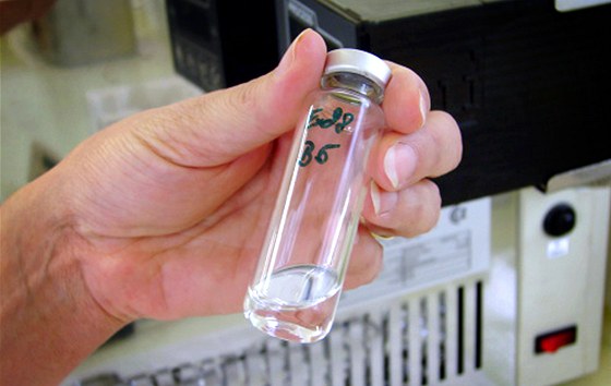 Testování vzork na obsah metanolu v laboratoi HZS Moravskoslezského kraje ve