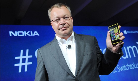 Stephen Elop s Nokií Lumia 920.