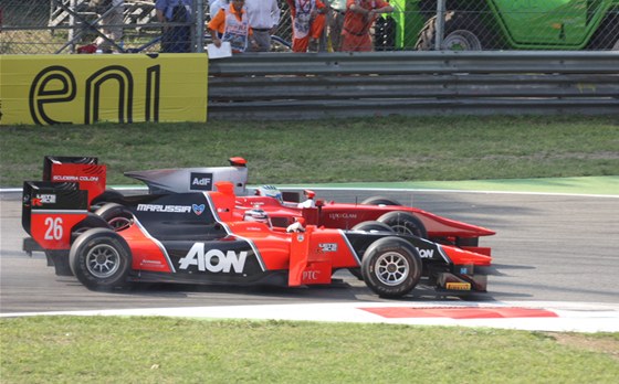 GP2 V MONZE. Luca Filippi útoí v sobotu na Maxe Chiltona.