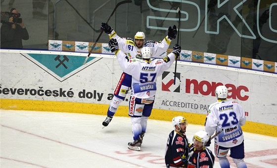 JE TAM! Hokejistá Komety Brno se radují z gólu do sít domácího Chomutova.