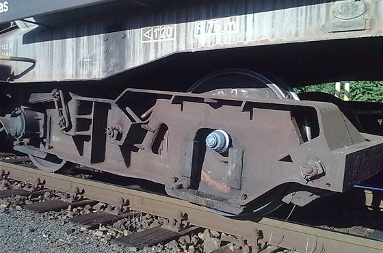 Vagon nákladního vlaku vykolejil v Adamov. Potom se samovoln dostal zpt na koleje a v Brn-Malomicích znovu vykolejil.