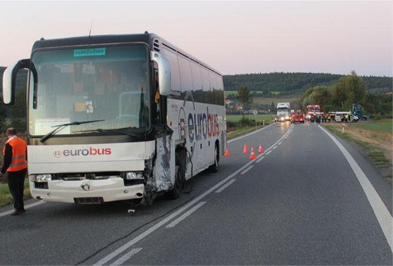 V autobuse se lehce zranil jeden z idi. V dob nehody vak nesedl za