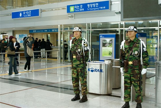Korejci ví, e se dokají dne, kdy vojáky na nádraí Dorasan vystídají...