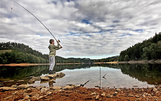 Marek Nmák rybaí na Daleické pehrad v místech, která vtinou bývají