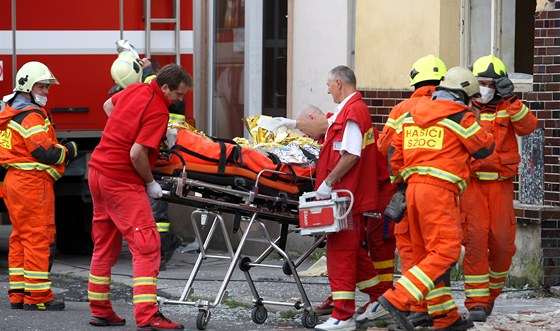 Hasii vynáejí z polorozpadlého domu Mikerovu ván zrannou matku, její ptadvacetiletá kamarádka zstala mrtvá pod sutinami.