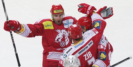 JE TAM. Hokejisté Tince vetn Radka Bonka (vlevo) slaví gól. 