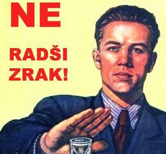 Na známém plakátu z dob komunismu odmítá mladík alkohol a volí místo nj radji
