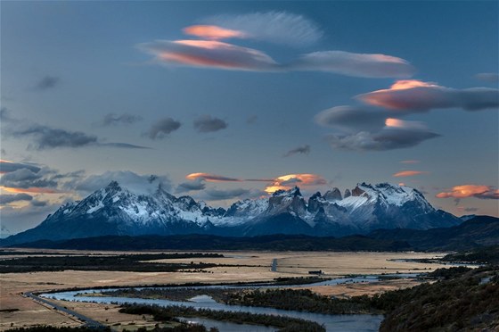 Ojedinlé tvary mrak v Patagonii v Národním parku Torres del Paine, jak se je