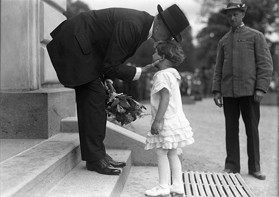 Prezident Tomá Garrigue Masaryk se dcerou jednoho z legioná na snímku z roku 1925
