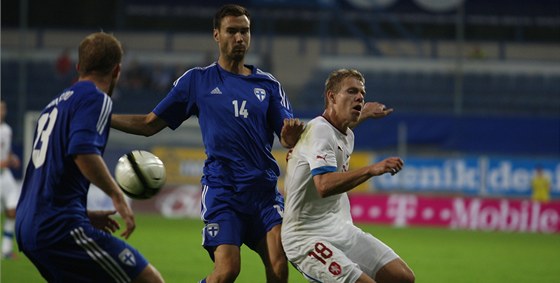 Reprezentaní útoník Vydra (vpravo) v souboji s finskou obranou