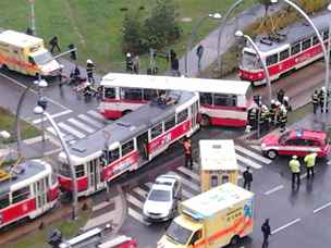 Nehoda tramvaje a autobusu na Barrandov.