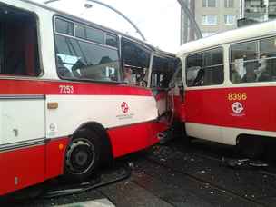 Nehoda tramvaje a autobusu na Barrandov.