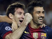 Lionel Messi (vlevo) a David Villa z Barcelony slav gl v utkn Ligy mistr