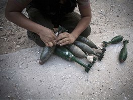 Bojovnk Syrsk osvobozeneck armdy v Aleppu si chyst minometnou munici (15.