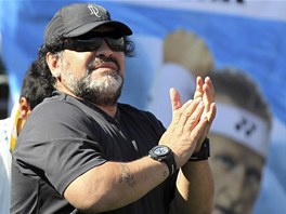 TO JE POKOUKN. Fotbalov legenda Diego Maradona si zpas "sv" Argentiny...