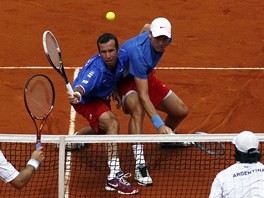 BOK PO BOKU. et tenist Radek tpnek (vlevo) a Tom Berdych spolen...