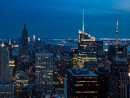 Noní pohled na New York z terasy "Top of The Rock" v Rockefeller Center je...