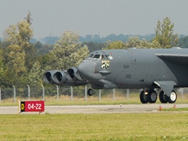 Americk bombardr B-52 v Ostrav