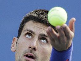 POZOR, JDU PODÁVAT. Novak Djokovi se chystá na servis ve finále US Open proti...