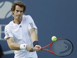 BEKHEND ZVLÁDNU. Andy Murray odehrává míek ve finále US Open proti Novaku...