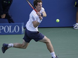 KAM POLETÍ? Andy Murray sleduje míek ve finále US Open proti Novaku...