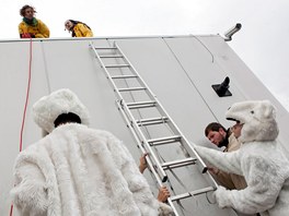 Aktivisté z hnutí Greenpeace zablokovali jednu praskou benzinku firmy Shell...