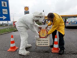 Aktivisté z hnutí Greenpeace zablokovali jednu praskou benzinku firmy Shell...