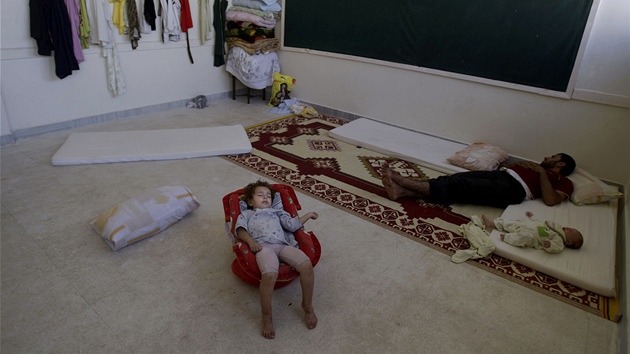 Syrsk rodina, kterou boje v Aleppu vyhnaly z jejho domova (15. z 2012)