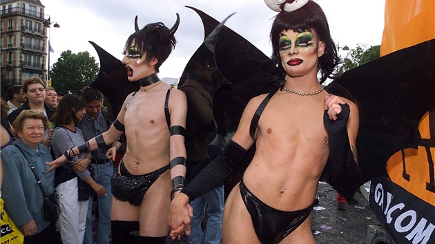 Pochod francouzskch homosexul na Gay Pride v Pai v roce 2000