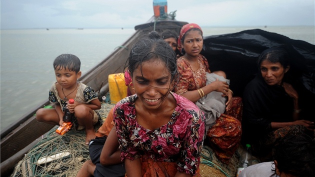 Muslimky z msta Sittwe se plav pes eku Nf do Banglade, aby unikly vln etnickho nsil na zpad Barmy.