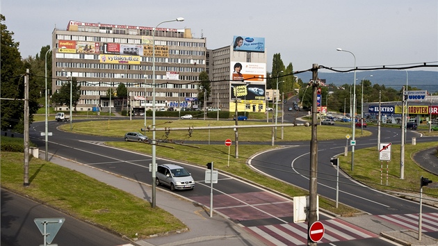 Na kiovatce se sbhaj hlavn tahy z centra msta, tvrti Severn Terasa a vpadovka na Teplice a k dlnici D8. Pestoe m kiovatka kruhov tvar, neplat na n pednost jako na kruhovm objezdu.